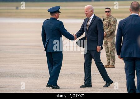 Il Presidente DEGLI STATI UNITI Joe Biden è accolto mentre esce dall'Air Force One alla Joint base Andrews nel Maryland il 6 luglio 2022. Biden ha presentato osservazioni annunciando la regola finale che attua il programma di assistenza finanziaria speciale del piano di salvataggio americano a Cleveland, Ohio. Foto di Ken Cedeno/Pool/ABACAPRESS.COM Foto Stock