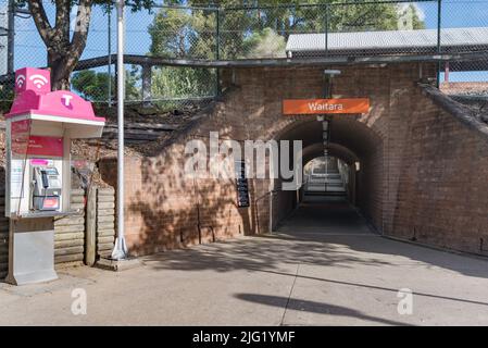 L'ingresso alla Alexandria Parade alla metropolitana con tetto ad arco in mattoni, patrimonio storico, che porta alle scale che a loro volta portano alla piattaforma della stazione ferroviaria di Waitara. Foto Stock