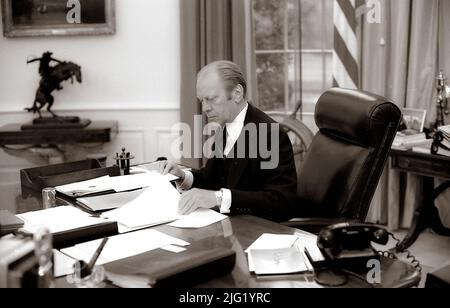 Presidente Ford al lavoro presso l'Ufficio ovale. Gennaio 27, 1976. Foto Stock