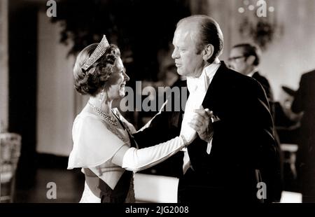 Il presidente Ford e la regina Elisabetta ballano durante la cena di stato in onore della regina e del principe Filippo alla Casa Bianca. Luglio 7, 1976. Foto Stock