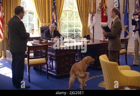 Il Presidente Ford consegna il Segretario di Stato Henry Kissinger e il Consigliere per la sicurezza Nazionale Brent Scowcroft nell'Ufficio ovale. Ottobre 8, 1974. Foto Stock