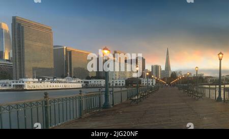 Summer Foggy Tramonto sul Molo 7 a San Francisco, California, USA. Foto Stock
