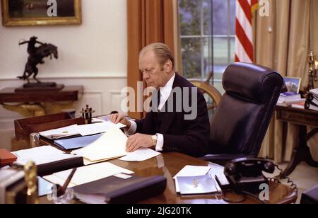 Presidente Ford al lavoro presso l'Ufficio ovale. Gennaio 27, 1976. Foto Stock