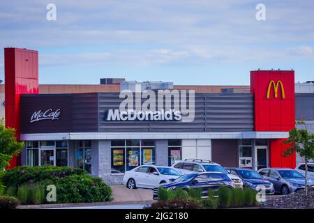 Ristorante McDonalds. Una catena americana di fast food specializzata in hamburger e cheeseburger. HALIFAX, NOVA SCOTIA, CANADA - GIUGNO 2022 Foto Stock