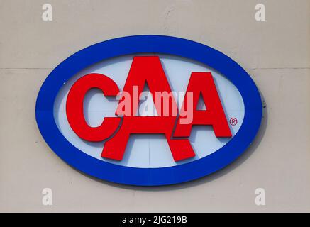 Banner della Canadian Automobile Association presso il punto vendita. CAA fornisce assistenza stradale, auto-tour. HALIFAX, NOVA SCOTIA, CANADA - GIUGNO 2022 Foto Stock