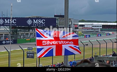 Bandiera di Silverstone sul circuito, MSC Cruises, British Union jack, Silverstone Circuit, Silverstone, Towcester, Northamptonshire, Inghilterra, Regno Unito, NN12 8T Foto Stock