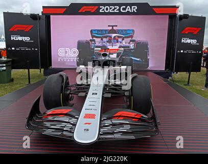 Auto ibrida 2022 F1, etanolo E10, benzina sintetica veicolo da corsa alimentato al 10% da biocarburante, circuito di Silverstone, Towcester, Inghilterra, UK, NN12 8TL Foto Stock