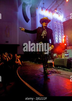 Adam and the Ants, Antics Tour a Liverpool, luglio 4th 2022. Nel 80s l'icona della musica post-punk Adam ANT ha eseguito molti dei suoi più grandi successi, tra cui Prince Charming, Stand and Deliver, Physical, Goody Two Shoes, Kings of the Wild Frontier, vive le Rock, ANT Music e Plastic Surgery (dal film Jubilee di Derek Jarman). Foto Stock