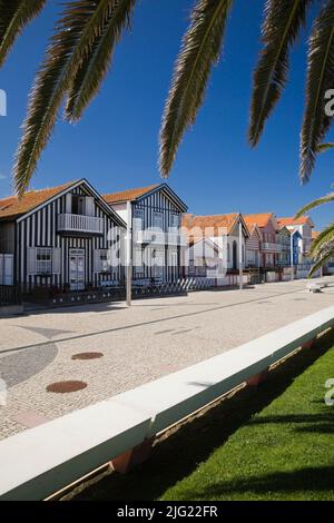 Le colorate case dipinte di Costa Nova, Aveiro, Portogallo. Foto Stock