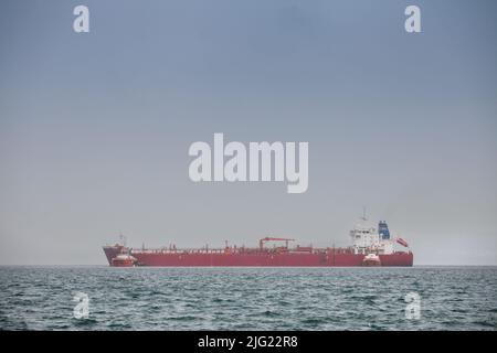 Foto di una petroliera durante il maltempo a Capodistria, Slovenia, che naviga sul mare adriatico a Capodistria, Slovenia. Una petroliera, nota anche come benzina Foto Stock