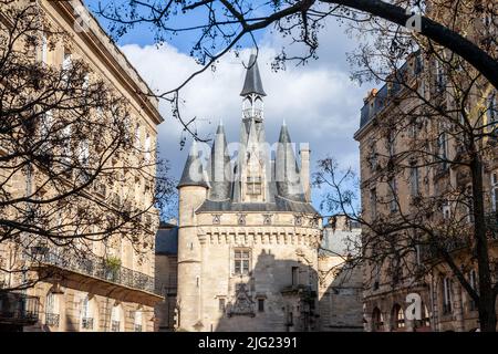 Foto di tipici edifici medievali del centro della città di Bordeaux, Francia, con la porte cailhau sullo sfondo. Porta Cailhau (Porte Cailhau), in B. Foto Stock