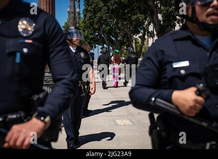 Los Angeles, California, Stati Uniti. 6th luglio 2022. Gli ufficiali di polizia arrestano attivisti pro-scelta a mano l'uno all'altro, che si erano incatenati alle colonne del municipio nel centro di Los Angeles per protestare contro la perdita dei diritti riproduttivi a livello nazionale e per chiedere al governo federale di ripristinare l'aborto legale a livello nazionale. (Credit Image: © Raquel Natalicchio/ZUMA Press Wire) Credit: ZUMA Press, Inc./Alamy Live News Foto Stock