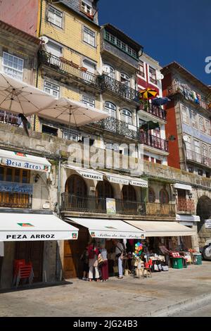 Edifici residenziali con negozi di souvenir a livello della strada, Porto, Portogallo. Foto Stock