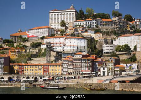 Le tradizionali barche portuali sul fiume Duoro, Porto, Portogallo, Europa. Foto Stock