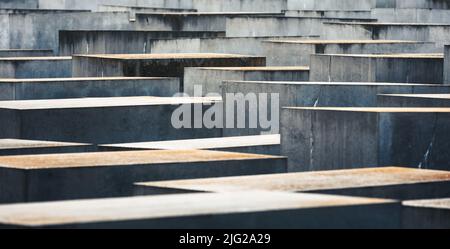 28 giugno 2022, Berlino, Germania: Vista generale di lastre di cemento o 'telae' parte del Memoriale per gli Ebrei d'Europa assassinati o ''Memoriale dell'Olocausto'' situata a sud della porta di Brandeburgo. Il Memoriale agli ebrei assassinati d'Europa, noto anche come Memoriale dell'Olocausto, è un memoriale a Berlino per le vittime ebraiche dell'Olocausto, progettato dall'architetto Peter Eisenman e Buro Happold. Si compone di un sito di 19.000 metri quadrati coperto da 2.711 lastre di cemento o 'telae', disposti in un disegno a griglia su un campo inclinato. Essi sono organizzati in file, di cui 54 verso sud, e 87 northÃ± Foto Stock