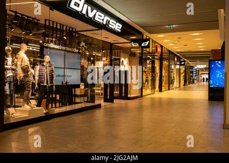 Gdansk Polonia - Aprile 2022. Galleria Forum centro commerciale vista dell'interno dell'edificio di notte. Moderno centro commerciale e d'intrattenimento. L'architettura nel centro di Danzica è la capitale storica Foto Stock