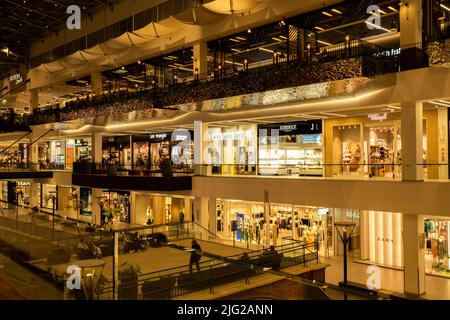 Gdansk Polonia - Aprile 2022. Galleria Forum centro commerciale vista dell'interno dell'edificio di notte. Moderno centro commerciale e d'intrattenimento. L'architettura nel centro di Danzica è la capitale storica Foto Stock