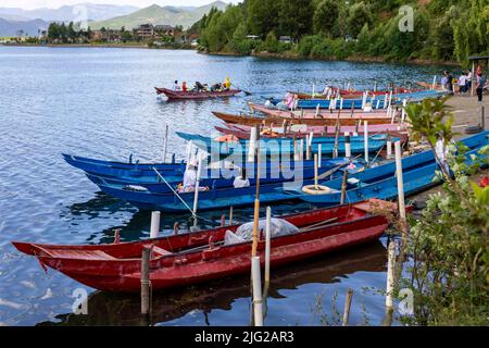 LIJIANG, CINA - 7 LUGLIO 2022 - le navi da crociera attraccano sulla riva del lago di Lugu a Lijiang, provincia di Yunnan, Cina, 7 luglio 2022. Lago Lugu, conosciuto come ' Foto Stock