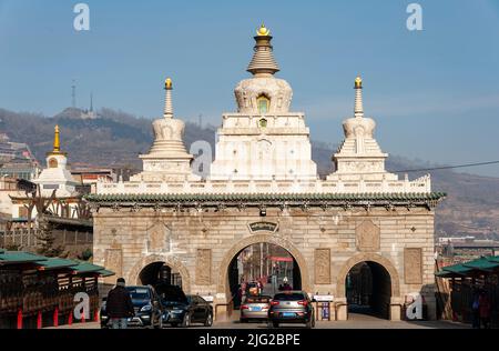 L'ingresso ad arco al complesso del monastero di Ta'Er/Kumbum. Foto Stock