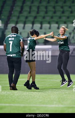 São PAULO, BRASILE - 6 LUGLIO: Il Cast dei ragazzi all'interno del campo di calcio dopo la partita Copa CONMEBOL Libertadores tra Palmeiras e Cerro Porteño all'Allianz Parque Arena il 6 luglio 2022 a São Paulo, Brasile. Il cast dei “The Boys” si trova a São Paulo per promuovere l’attesissima terza stagione finale, che sarà in onda il 8 luglio. (Foto di Leandro Bernardes/PxImages) Foto Stock