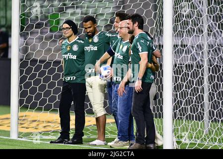 São PAULO, BRASILE - 6 LUGLIO: Il Cast dei ragazzi all'interno del campo di calcio dopo la partita Copa CONMEBOL Libertadores tra Palmeiras e Cerro Porteño all'Allianz Parque Arena il 6 luglio 2022 a São Paulo, Brasile. Il cast dei “The Boys” si trova a São Paulo per promuovere l’attesissima terza stagione finale, che sarà in onda il 8 luglio. (Foto di Leandro Bernardes/PxImages) Foto Stock