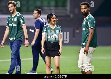 São PAULO, BRASILE - 6 LUGLIO: Il Cast dei ragazzi all'interno del campo di calcio dopo la partita Copa CONMEBOL Libertadores tra Palmeiras e Cerro Porteño all'Allianz Parque Arena il 6 luglio 2022 a São Paulo, Brasile. Il cast dei “The Boys” si trova a São Paulo per promuovere l’attesissima terza stagione finale, che sarà in onda il 8 luglio. (Foto di Leandro Bernardes/PxImages) Foto Stock