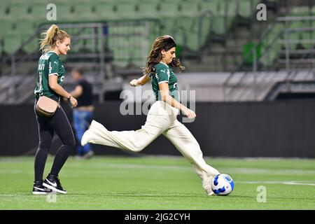 São PAULO, BRASILE - LUGLIO 6: L'attrice australiana Claudia Doumit mostra alcune abilità con la palla dopo la partita Copa CONMEBOL Libertadores tra Palmeiras e Cerro Porteño all'Allianz Parque Arena il 6 luglio 2022 a São Paulo, Brasile. Il cast dei “The Boys” si trova a São Paulo per promuovere l’attesissima terza stagione finale, che sarà in onda il 8 luglio. (Foto di Leandro Bernardes/PxImages) Foto Stock