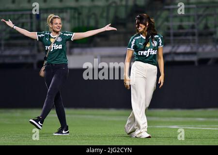 São PAULO, BRASILE - LUGLIO 6: L'attrice australiana Claudia Doumit mostra alcune abilità con la palla dopo la partita Copa CONMEBOL Libertadores tra Palmeiras e Cerro Porteño all'Allianz Parque Arena il 6 luglio 2022 a São Paulo, Brasile. Il cast dei “The Boys” si trova a São Paulo per promuovere l’attesissima terza stagione finale, che sarà in onda il 8 luglio. (Foto di Leandro Bernardes/PxImages) Foto Stock