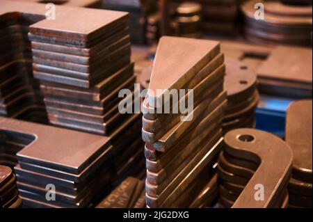 Pile di pezzi diversi in lamiera di materiale metallico Foto Stock