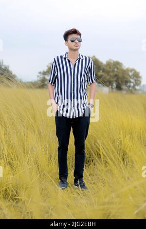 500+ migliori foto di Handsome Boy | Foto di Cute Stylish Boy | Scarica immagini di Beautiful Boy Stock Free Images on alamy Foto Stock