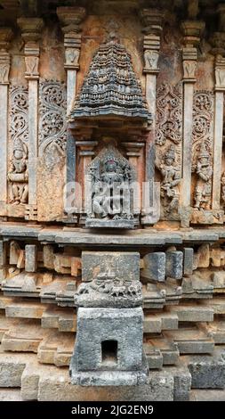 Scultura della dea Kali sotto un'edicola o un santuario a forma di vimana sul tempio di Bucesvara, Koravangala, Hassan, Karnataka, India. Foto Stock