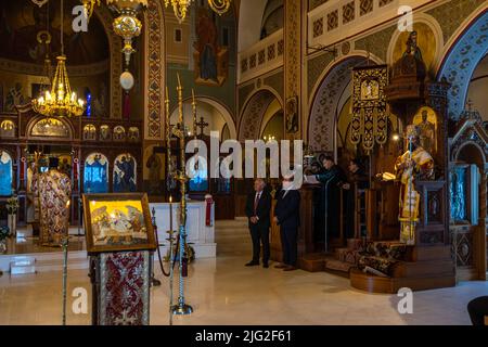 Fira, Santorini, Grecia, 2022 aprile - interno della Cattedrale Metropolitana Ortodossa di Santorini Foto Stock