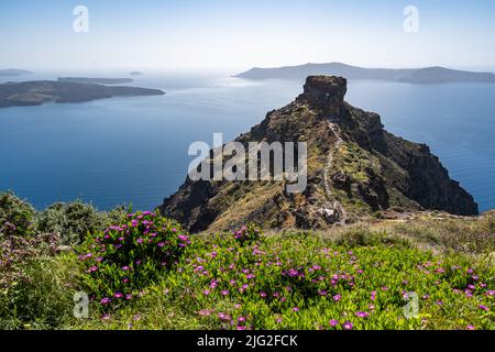Vista sulla roccia di Skaros, un promontorio roccioso che sporge verso il blu azzurro del Mar Egeo, Imerovigli, Santorini, Grecia Foto Stock