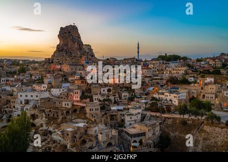 Ortahisar castello naturale e la città, Cappadocia, Turchia. Foto Stock