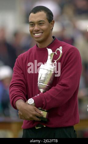 Foto di archivio datata 23-07-2000 di Tiger Woods grinfette la caraffa di Claret dopo aver vinto il campionato Open Golf con un punteggio finale di 19 sotto la parità a St. Andrews, Scozia. Un mese dopo aver sconfittato un record importante con la sua vittoria di 15 colpi agli US Open, Woods ne ha stabilito un altro con un totale di 19 sotto il par. Data di emissione: Giovedì 7 luglio 2022. Foto Stock