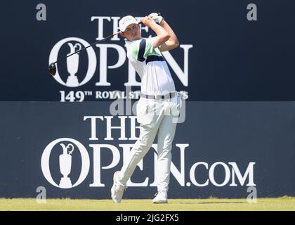 Foto di archivio datata 18-07-2021 di Matt Fitzpatrick sul tee 1st durante il quarto giorno dell'Open al Royal St George's Golf Club di Sandwich, Kent. Come si esibirà il vincitore del US Open Matt Fitzpatrick? Matt Fitzpatrick non è stato sul campo l'ultima volta che St Andrews ha ospitato l'Open nel 2015, avendo solo girato professionale 13 mesi prima, ma il 27-year-old si recherà in Scozia come uno dei favoriti dopo il suo US Open trionfo a Brookline. Data di emissione: Giovedì 7 luglio 2022. Foto Stock