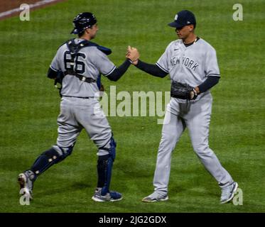 Pittsburgh, Stati Uniti. 07th luglio 2022. New York Yankees catcher Kyle Higashioka (66) congradula il lanciatore di sollievo Yankees di New York Albert Abreu (84) dopo aver chiuso la vittoria 16-0 contro i Pittsburgh Pirates al PNC Park mercoledì 6 luglio 2022 a Pittsburgh. Foto di Archie Carpenter/UPI Credit: UPI/Alamy Live News Foto Stock