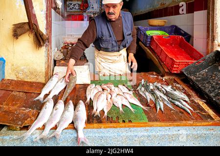 Marocco Meknes. Il pescatore Foto Stock