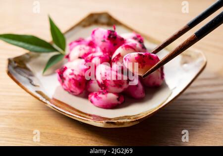 Aglio siso bonito sottaceto servito su un piatto posto su un manto di  bambù. L'immagine del cibo giapponese Foto stock - Alamy