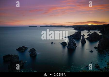 Mangersta mare stack al tramonto situato sull'isola di Lewis, Ebridi esterne. Foto Stock