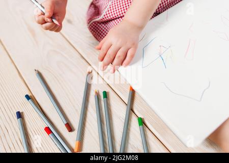 disegni, pastelli e mani per bambini Foto Stock