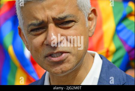 Sadiq Khan - Sindaco di Londra - intervistato alla Pride in London Parade, 2nd luglio 2022 Foto Stock