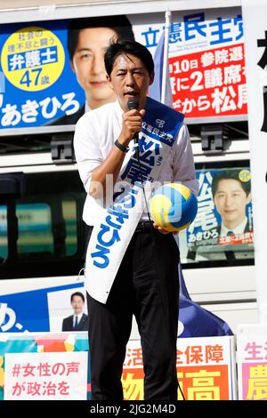 Tokyo, Giappone. 7th luglio 2022. Il candidato Akihiro Matsuo consegna un discorso di strada fuori dalla stazione di Shakujii-koen il 7 luglio 2022, a Tokyo, Giappone. Matsuo ha fatto campagne per le elezioni del luglio 10 in Giappone. Credit: Rodrigo Reyes Marin/AFLO/Alamy Live News Foto Stock