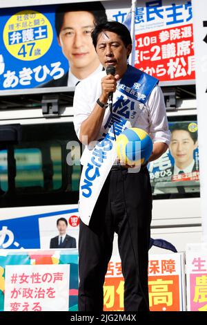 Tokyo, Giappone. 7th luglio 2022. Il candidato Akihiro Matsuo consegna un discorso di strada fuori dalla stazione di Shakujii-koen il 7 luglio 2022, a Tokyo, Giappone. Matsuo ha fatto campagne per le elezioni del luglio 10 in Giappone. Credit: Rodrigo Reyes Marin/AFLO/Alamy Live News Foto Stock