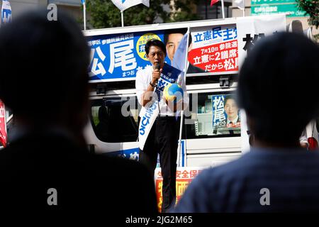 Tokyo, Giappone. 7th luglio 2022. Il candidato Akihiro Matsuo consegna un discorso di strada fuori dalla stazione di Shakujii-koen il 7 luglio 2022, a Tokyo, Giappone. Matsuo ha fatto campagne per le elezioni del luglio 10 in Giappone. Credit: Rodrigo Reyes Marin/AFLO/Alamy Live News Foto Stock