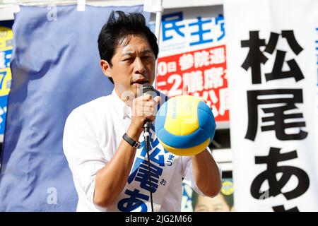 Tokyo, Giappone. 7th luglio 2022. Il candidato Akihiro Matsuo consegna un discorso di strada fuori dalla stazione di Shakujii-koen il 7 luglio 2022, a Tokyo, Giappone. Matsuo ha fatto campagne per le elezioni del luglio 10 in Giappone. Credit: Rodrigo Reyes Marin/AFLO/Alamy Live News Foto Stock