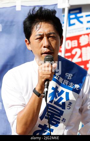 Tokyo, Giappone. 7th luglio 2022. Il candidato Akihiro Matsuo consegna un discorso di strada fuori dalla stazione di Shakujii-koen il 7 luglio 2022, a Tokyo, Giappone. Matsuo ha fatto campagne per le elezioni del luglio 10 in Giappone. Credit: Rodrigo Reyes Marin/AFLO/Alamy Live News Foto Stock