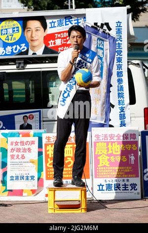 Tokyo, Giappone. 7th luglio 2022. Il candidato Akihiro Matsuo consegna un discorso di strada fuori dalla stazione di Shakujii-koen il 7 luglio 2022, a Tokyo, Giappone. Matsuo ha fatto campagne per le elezioni del luglio 10 in Giappone. Credit: Rodrigo Reyes Marin/AFLO/Alamy Live News Foto Stock