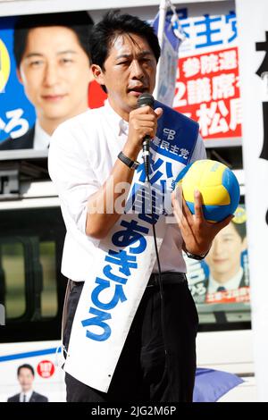 Tokyo, Giappone. 7th luglio 2022. Il candidato Akihiro Matsuo consegna un discorso di strada fuori dalla stazione di Shakujii-koen il 7 luglio 2022, a Tokyo, Giappone. Matsuo ha fatto campagne per le elezioni del luglio 10 in Giappone. Credit: Rodrigo Reyes Marin/AFLO/Alamy Live News Foto Stock