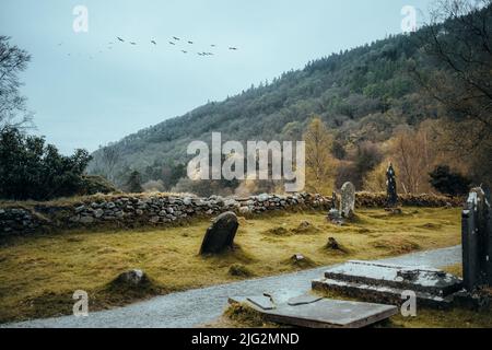 Paesaggio irlandese di prima mattina, delle montagne di Wicklow dal cimitero di Glendalough. Foto Stock